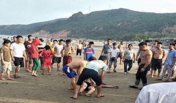 Bơi ra cứu vợ đang mang thai, chồng bị sóng biển nhấn chìm