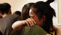 Học sinh cuối cấp ôm nhau khóc nức nở trong tiệc chia tay: Tạm biệt nhé, thanh xuân!