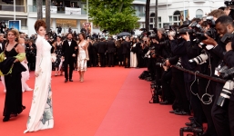Lý Nhã Kỳ diện áo dài gây ấn tượng mạnh trên thảm đỏ Cannes 2018