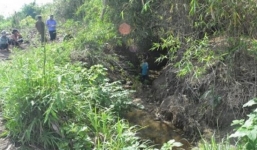 Bé gái 13 tuổi bị 2 tên 'yêu râu xanh' bịt miệng, cưỡng bức bên suối