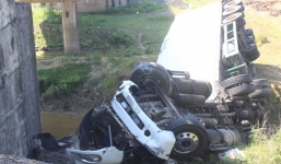 Sau cú tông trực diện xe khách, xe đầu kéo lật nhào 'bay' từ cầu xuống suối