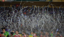 CĐV Hà Nội ném giấy vệ sinh trắng xóa khán đài sân Hàng Đẫy