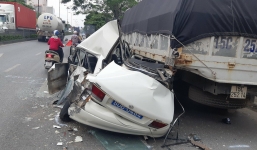 Xe biển xanh bị vò nát giữa xe tải và container, tài xế may mắn thoát chết