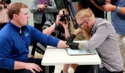 Hàng ngàn người Thụy Điển đang cấy microchip dưới da để thay thế thẻ căn cước