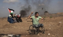 24h qua ảnh: Người biểu tình Palestine ngồi xe lăn quăng đá vào lính Israel