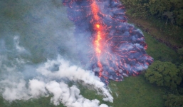 'Cổng địa ngục' khổng lồ ở Hawaii bắn ra bom dung nham nặng tới 45kg, cao 30m