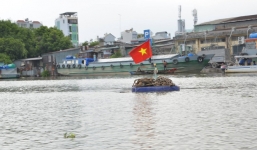 Ghe chở 94 tấn vôi lật úp trên Kênh Tẻ, 3 người thoát chết