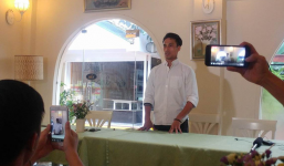 Phạm Anh Khoa họp báo chớp nhoáng, đột ngột bỏ về khiến các phóng viên ngỡ ngàng