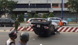 Xế hộp tông thẳng dải phân cách, húc đổ biển báo, nhiều người  hoảng sợ