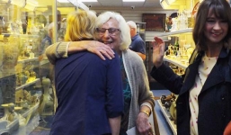 Sững sờ phát hiện bình hoa vứt ở xó nhà lại có giá 2,7 tỷ đồng