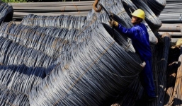 Thị trường hàng hóa ngày 15/5: Giá dầu, thép, đồng, chì đảo chiều tăng, trong khi vàng, cao su, cà phê đồng loạt giảm