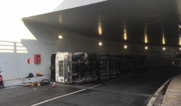 Xe container lật ngang trong hầm chui Mỹ Thủy