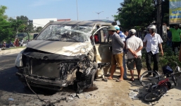 Xe du lịch đấu đầu với xe tải, 6 người trọng thương, cả phường mất điện