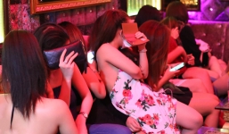 Tiếp viên quán karaoke mặc nội y phục vụ khách ngoại quốc ở Sài Gòn