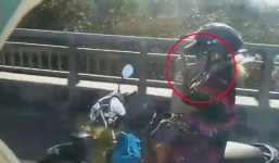 Nữ 'ninja' điều khiển xe máy buông 2 tay, thảnh thơi châm lửa hút thuốc trên cầu 