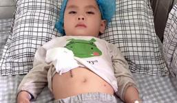 Tận cùng nỗi đau của người mẹ bị tật ôm con trai mắc bệnh viêm màng não đi khắp các Bệnh viện suốt 2 năm trời