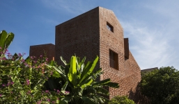 Nhìn bên ngoài là bức tường gạch trần trụi nhưng bên trong là cả một kiệt tác kiến trúc