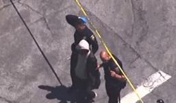 Cúi người tìm túi xách thất lạc, tài xế xe buýt phát hiện đôi giày đỏ trên chân đứa bé 3 tuổi liền lập tức gọi cảnh sát