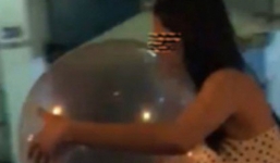 Xôn xao clip cô gái vừa đi xe đạp vừa thản nhiên hít bóng cười trên đường phố