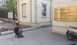 Tổng tập những pha quỳ gối xin lỗi, lụy tình bạn gái giữa đường của những chàng trai khiến ai nấy ngán ngẩm