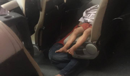 Hình ảnh đẹp: Bố nằm sàn cho con ngủ ngon trên 2 băng ghế tàu hỏa khiến cư dân mạng bồi hồi xúc động