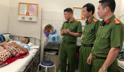 CSHS TP.HCM chuyển tiền khen thưởng thành tích phá án cho các 'hiệp sĩ' bị thương