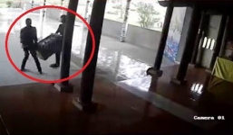 Clip: 2 tên trộm khiêng két ra phá lấy tiền công đức ngay tại chùa