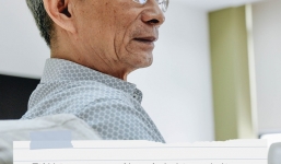 Chuyện về 'ông nội' trong trái tim học sinh Marie Curie: Từng là thầy hiệu trưởng nghèo, chỉ có duy nhất 1 bộ quần áo lành lặn đi dạy