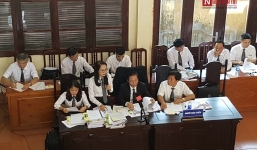 Xét xử bác sĩ Hoàng Công Lương: Chủ tọa và đồng nghiệp 'mời' khỏi phòng, luật sư vẫn... không ra