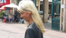 Ông cụ có mái tóc dài bạc phơ như bước ra từ MV Lạc Trôi của ca sĩ Sơn Tùng M-TP