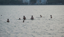 Nắng nóng gay gắt, người Hà Nội kéo nhau ra Hồ Tây tắm giải nhiệt