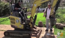 Đào được két sắt trong vườn nhà, mở ra xem, đôi vợ chồng phát hiện hàng loạt điều bất ngờ