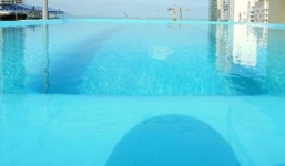 'Bể bơi cơ cực' ở Việt Nam lên báo Anh khiến cộng đồng mạng quốc tế được phen cười xả láng