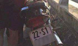 Bỏ lại xe máy, người đàn ông trèo qua lan can cầu gieo mình xuống sông