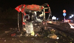 Ô tô giường nằm tông xe đầu kéo đang vào quán cơm, 12 người bị thương