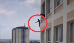 Nam thanh niên cởi hết quần áo, 'làm xiếc' trên lầu 10 bệnh viện Đồng Nai