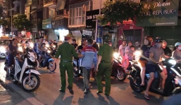 Con gái kể lại giây phút bố cầm kéo, dao đâm mẹ tới tấp