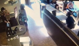 Canada: Bị từ chối không cho dùng toilet, người phụ nữ thả 'phẫn nộ' giữa quán cafe rồi bốc ném vào nhân viên