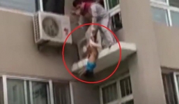 Clip: Nghẹt thở cứu bé trai tuột tay rơi khỏi tầng 5 chung cư
