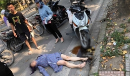 Hà Nội: Nghi say nắng, cô gái tự lao xe vào cột biển báo giao thông được 2 nữ du khách nước ngoài sơ cứu