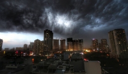 Cư dân mạng chia sẻ ảnh bầu trời Hà Nội đẹp dị thường do giông lớn