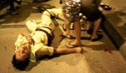 Nam thanh niên hung hăng cầm rựa đuổi chém công an