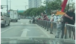 Hành động đẹp: Cụ ông được thanh niên giúp đỡ khi đang ngồi giữa đường dưới cái nắng thiêu đốt của mùa hè