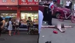 Bị bắt quả tang ăn trộm, 'nữ tặc' lột sạch quần áo nằm ăn vạ trên đường