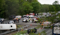 Xe buýt chở học sinh Mỹ gặp nạn, 42 người thương vong