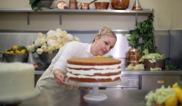 Cận cảnh quá trình công phu làm ra chiếc bánh cưới “lịch sử” của Hoàng tử Harry và Meghan Markle