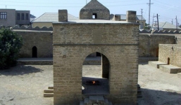 Bí ẩn về ngọn lửa cháy nghìn năm không tắt ở ngôi đền thiêng?