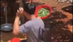 Anh chàng vẩy rau đẹp như Lý Tiểu Long múa võ gây xôn xao MXH