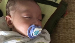 Nhờ bế hộ con để đi vệ sinh, mẹ bỏ luôn con trai 2 tháng tuổi trên xe khách