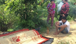 Tìm thấy 2 nạn nhân trong vụ lật sà lan: Anh ruột ngồi khóc ngất bên thi thể em trai 10 tuổi